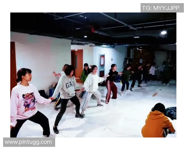 重庆街舞队在世界攀岩锦标赛中以56分领先其他队伍展现强劲实力